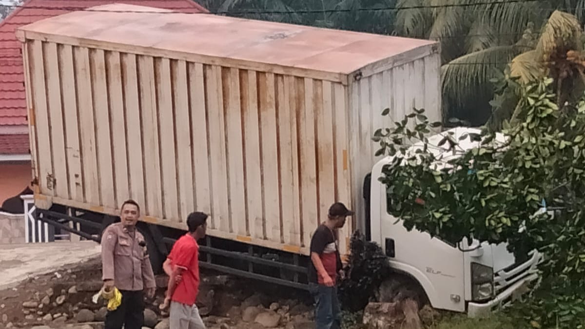 Truk Box Paket Shopee Hantam Beton, Sopirnya Warga Jakarta Diduga Mengantuk 