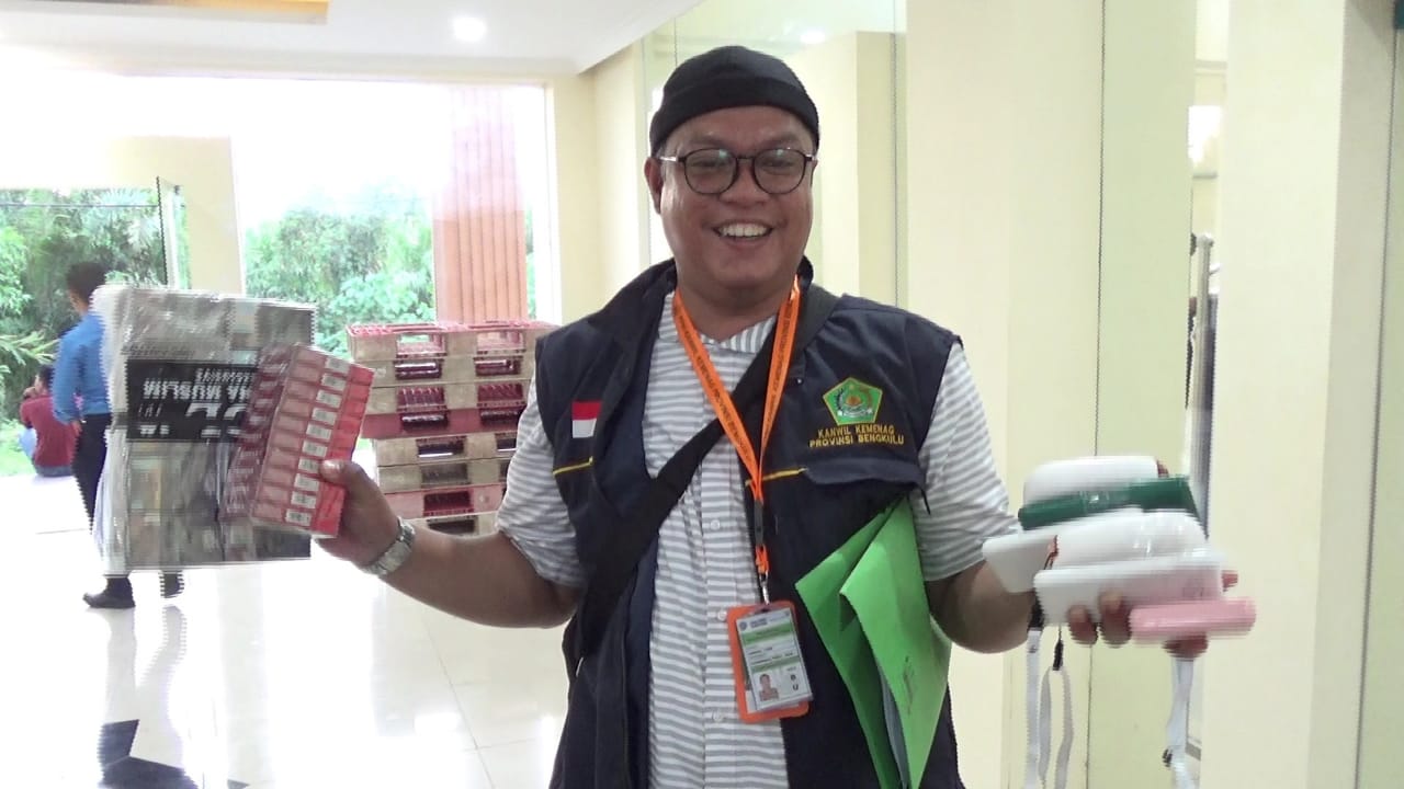 Petugas Temukan Jerigen, Botol Isi Beras dan Batu Lontar di Koper CJH Bengkulu