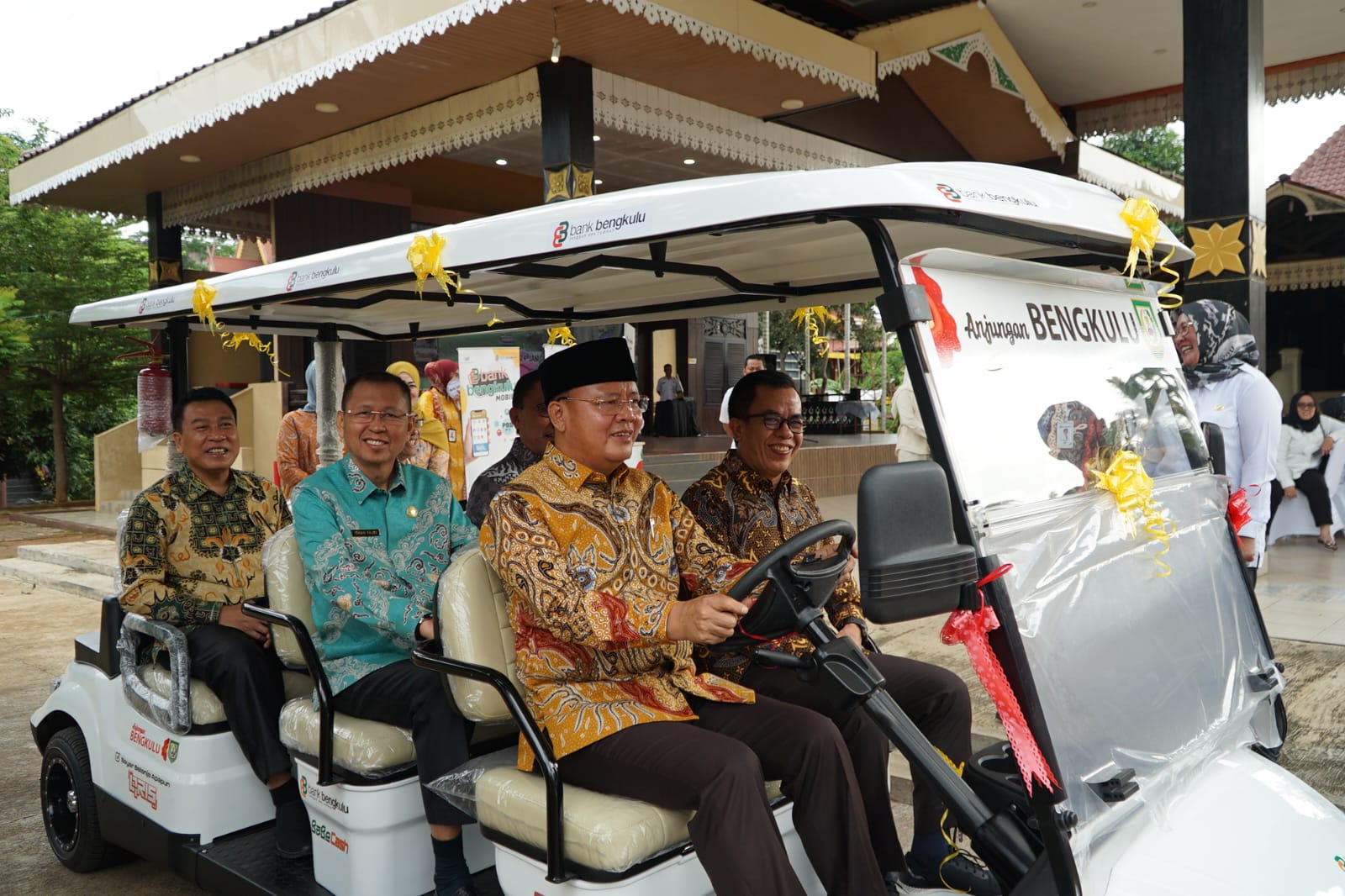 Gubernur Terima Buggy Car Listrik untuk Anjungan Bengkulu di TMII
