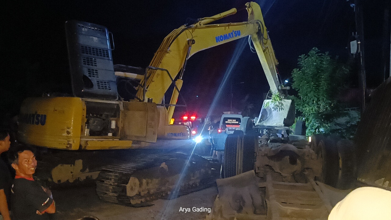 Dibantu Excavator, Jenazah Sopir dan Kernet Truk Kontainer Berhasil Dievakuasi 