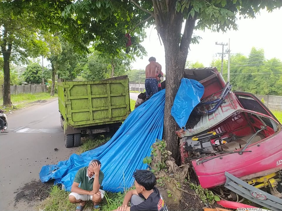 Truk Batu Bara Hantam Pohon di Sumber Jaya, Sopir Mengalami Luka Berat 