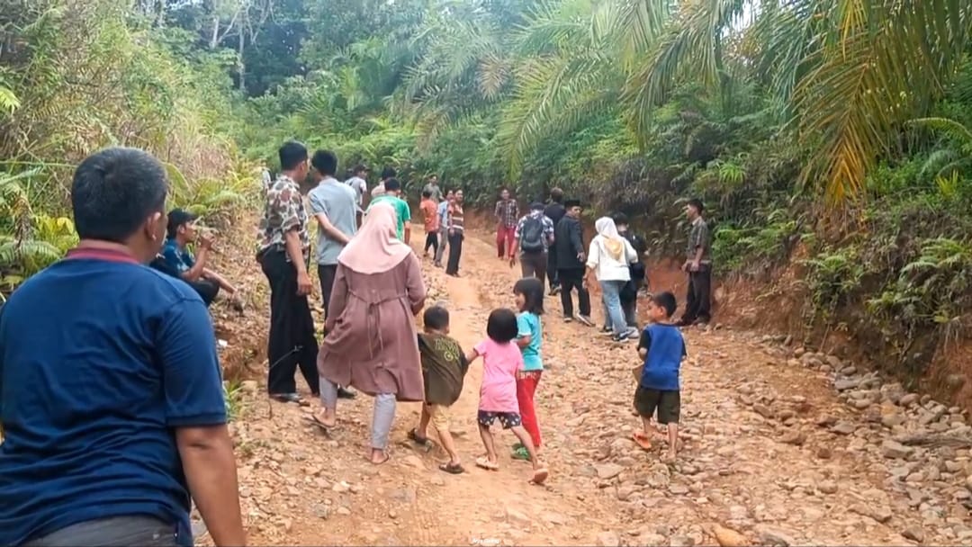 300 KK Terjebak Longsor, Desa Padang Capo Seluma Terisolir