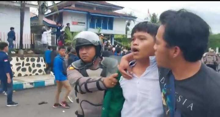 Cuaca Mendung, Demo Mahasiswa Ricuh dengan Polisi