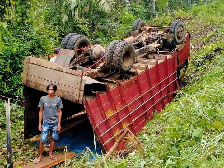 Jalan Amblas, Truk Muatan 8 Ribu Batu Bata Terguling di Seluma