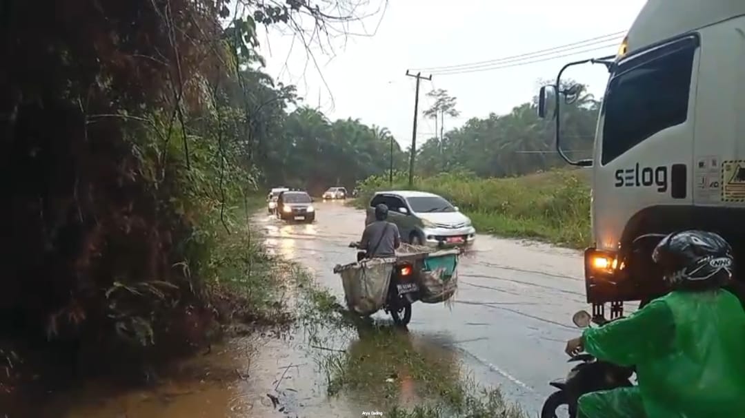 Banjir Dadakan Rendam Jalan Lintas Bengkulu-Manna, Ratusan Kendaraan Terjebak Macet 