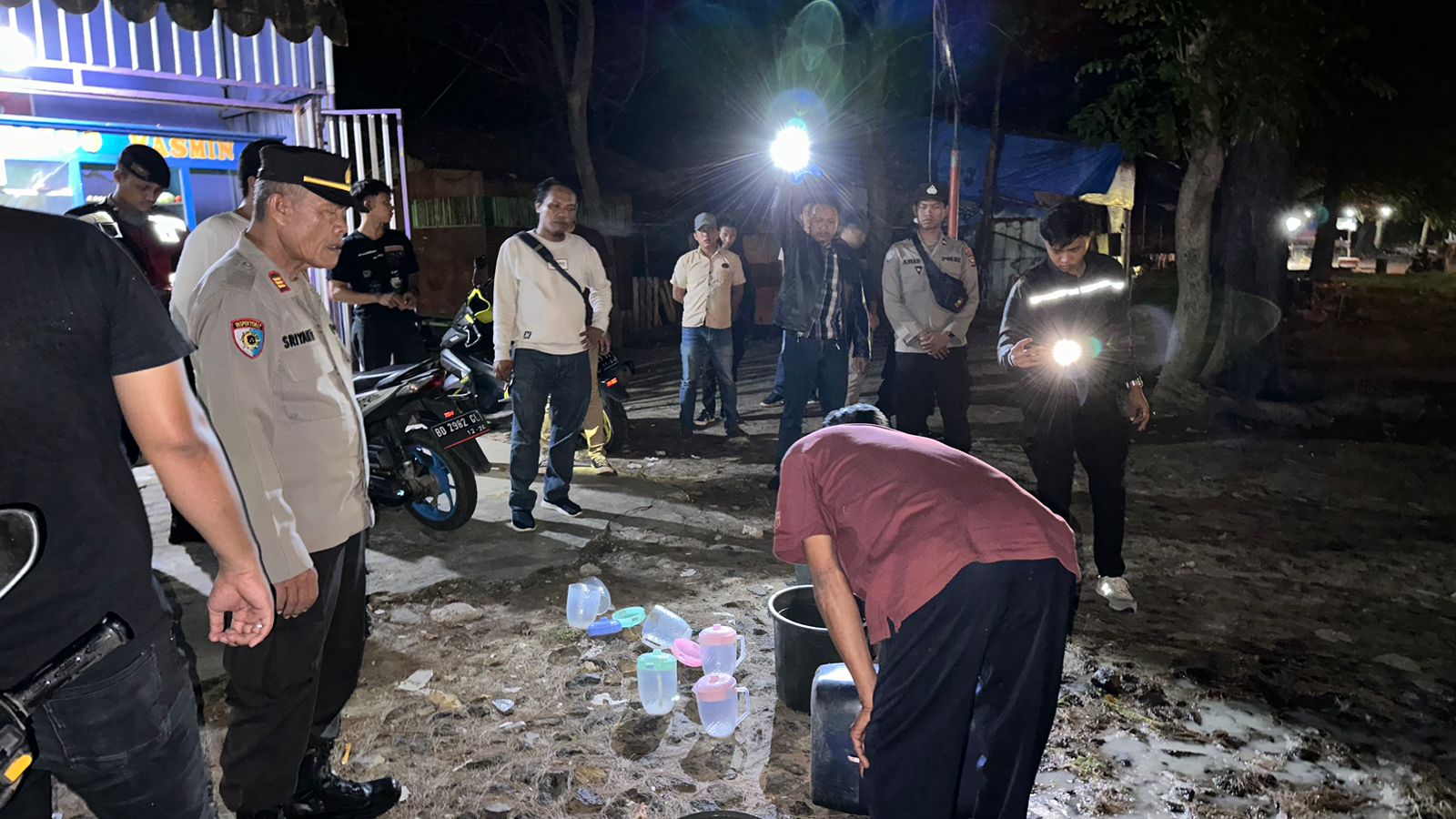 Warem Berkedok Kedai Bakso Dirazia, Polisi Musnahkan Ratusan Liter Tuak