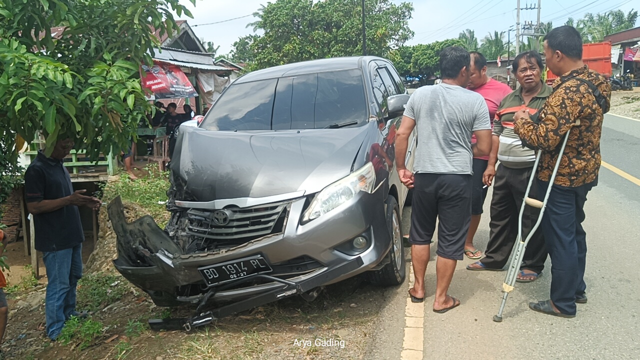 Elak Ras Terkuat di Bumi yang Sedang Naik Motor, Innova Hantam Dump Truk di Seluma