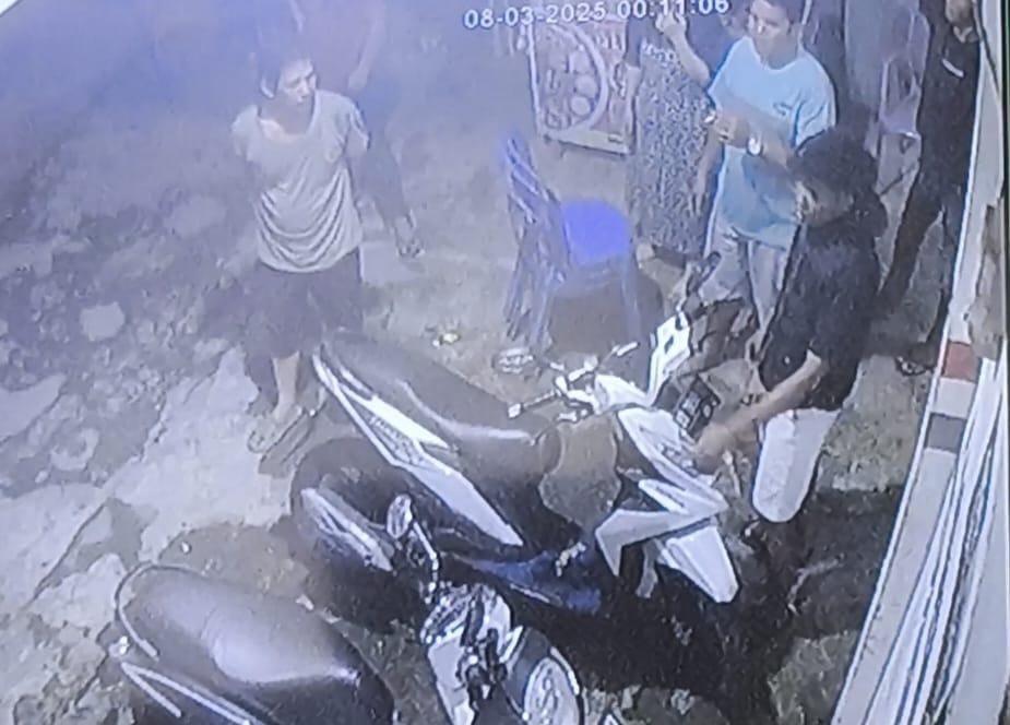 Bukan di Jalan, Aksi Perang Sarung di Bengkulu Masuk ke Dalam Warung Manisan