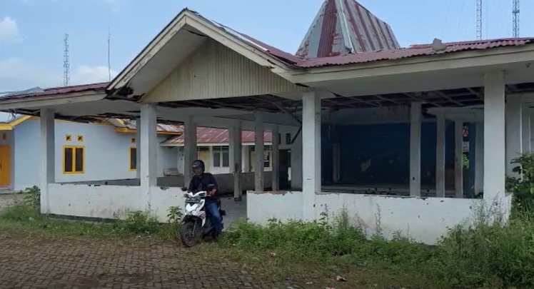 Terus Dibiarkan, Aula Kantor Camat Karang Tinggi Terbengkalai