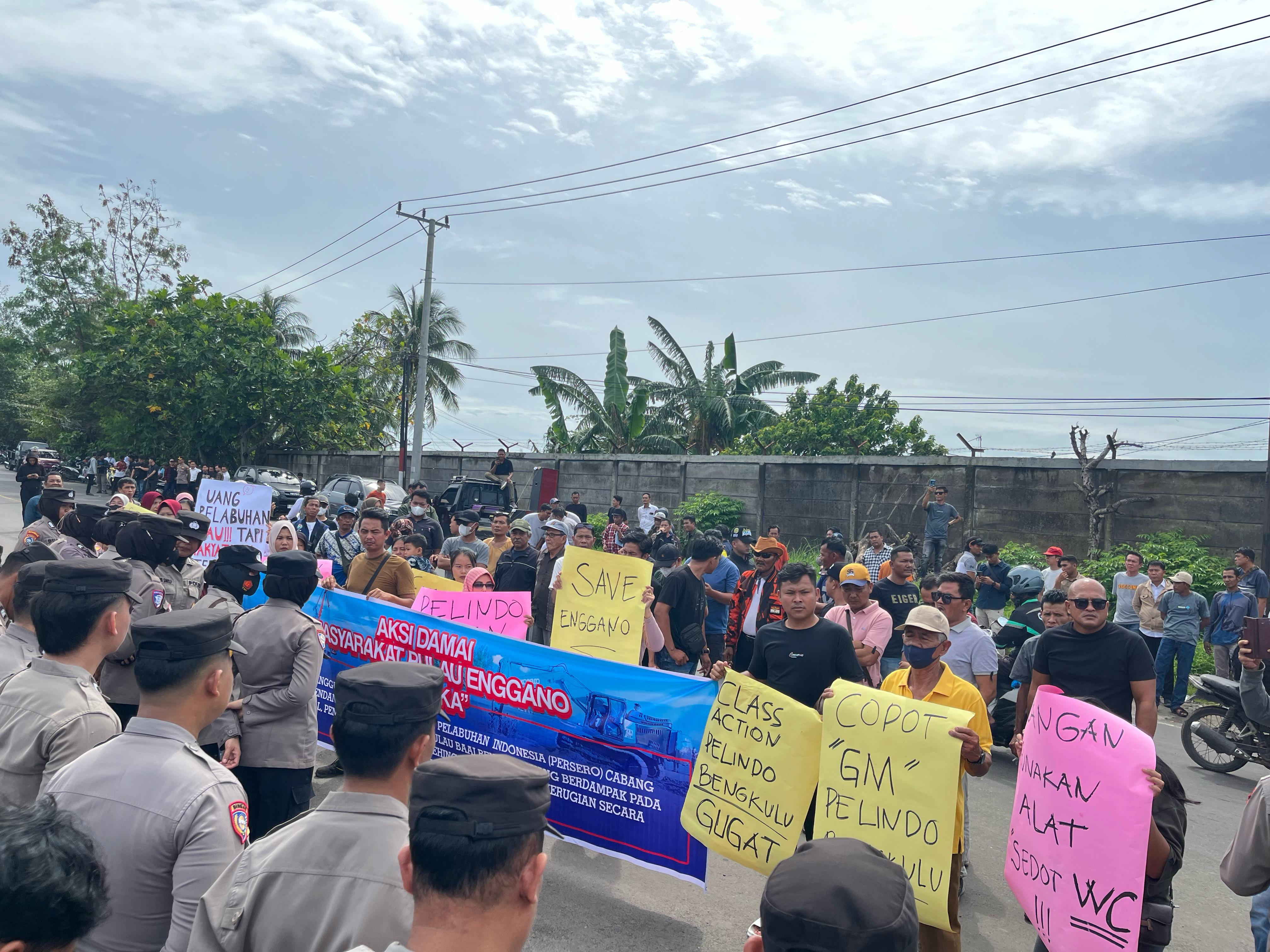 Puluhan Warga Enggano Demo di Pelindo, Minta Pengerukan Alur Segera Diselesaikan