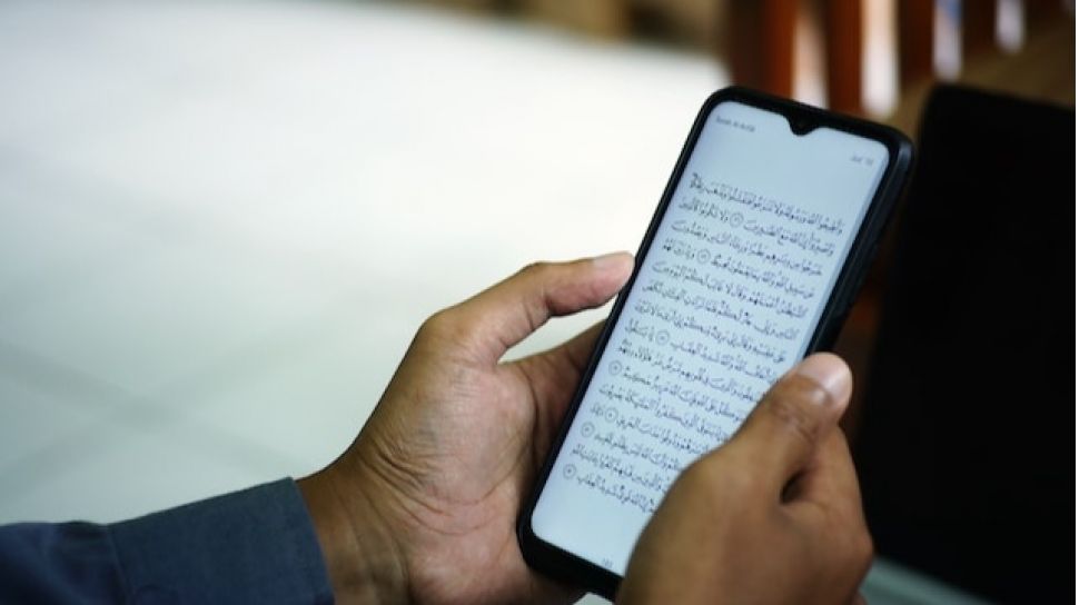 Sebaiknya Jangan Bawa Hp Ada Aplikasi Al Quran ke Kamar Mandi, Ini Alasannya