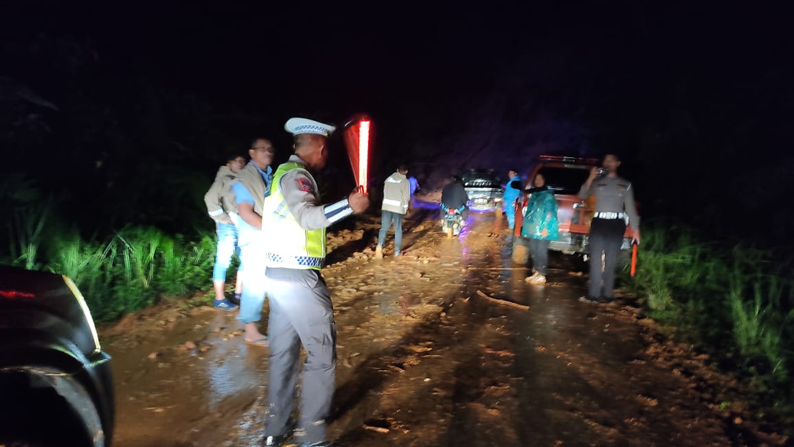 Material Longsor di Jalan Lintas Bengkulu Utara - Lebong Berhasil Dievakuasi, Kendaraan Sudah Bisa Melintas