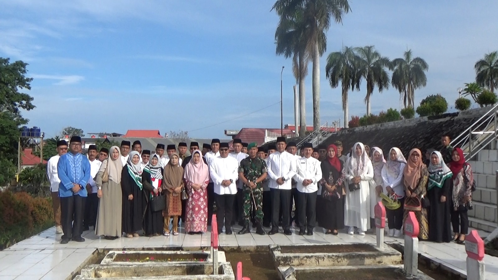 Peringatan Hari Ulang Tahun Kota Bengkulu, Pemkot dan Jajaran Lakukan Acara Tabur Bunga di Makam Pahlawan