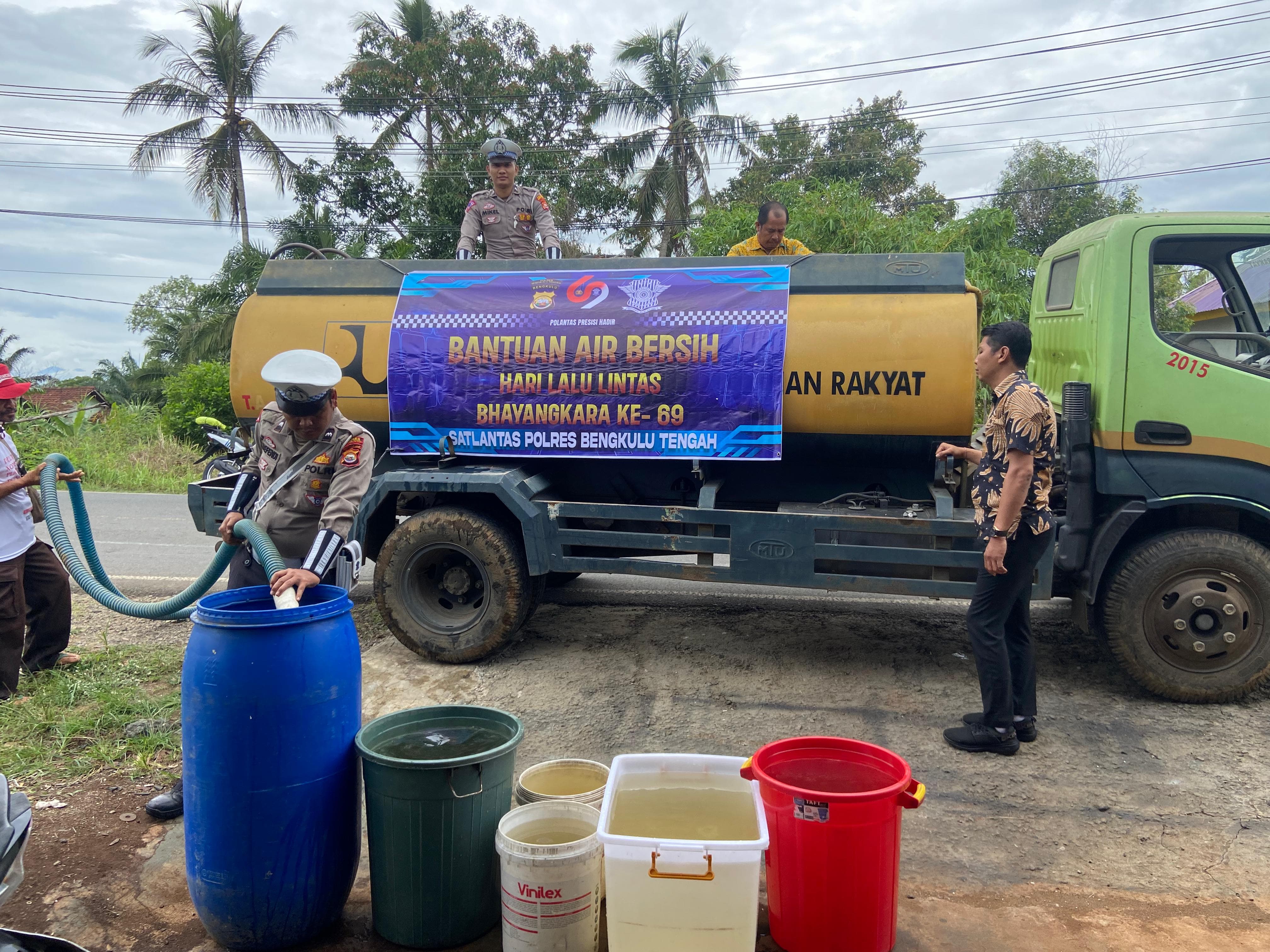 Sumur Kering, Warga Desa Air Sebakul Dapat Bantuan Air Bersih