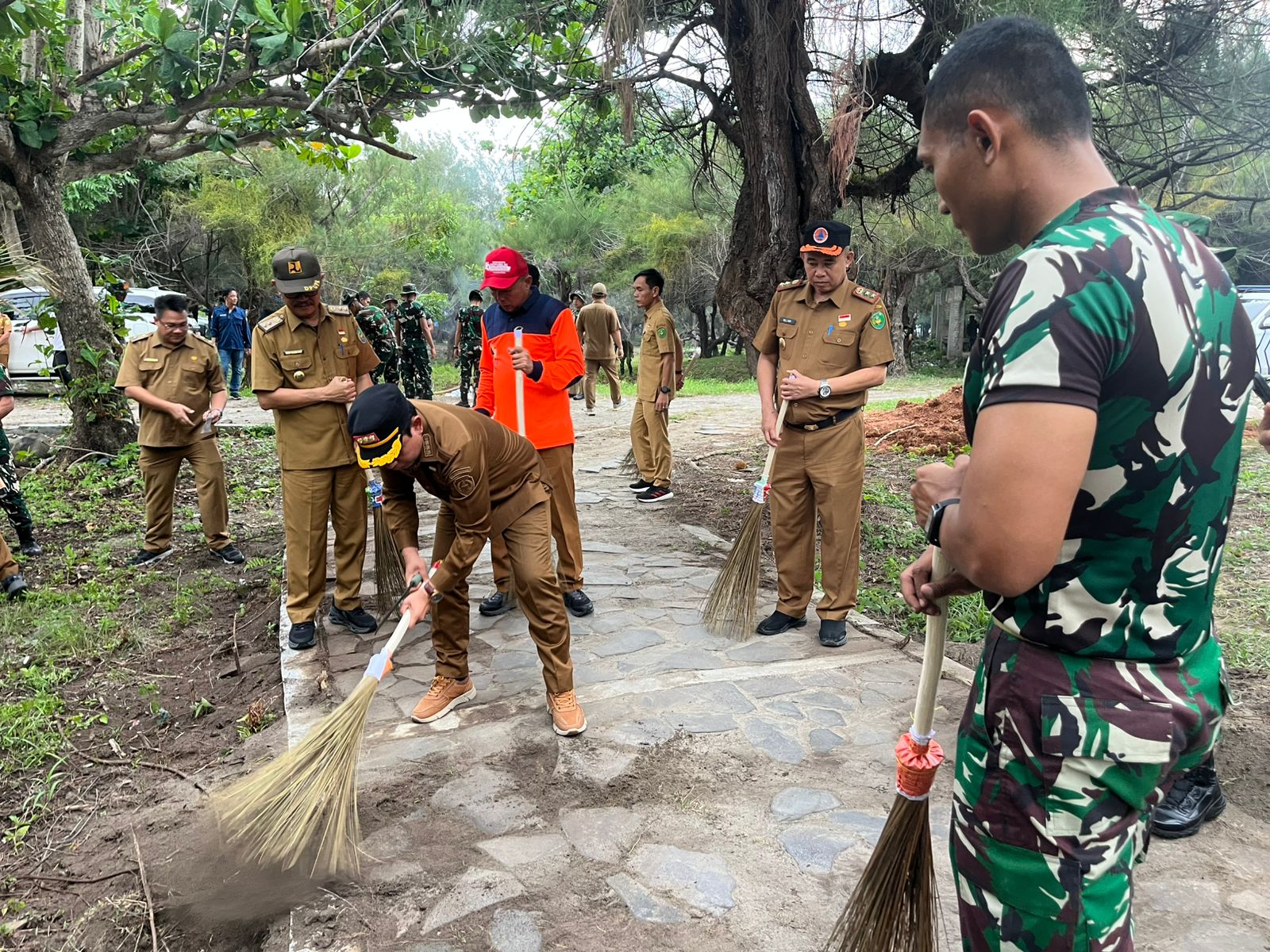 Bikin Pengunjung Betah, Walikota BDW Bersama 150 Personel TNI Buka Akses Jogging Track Pantai Panjang