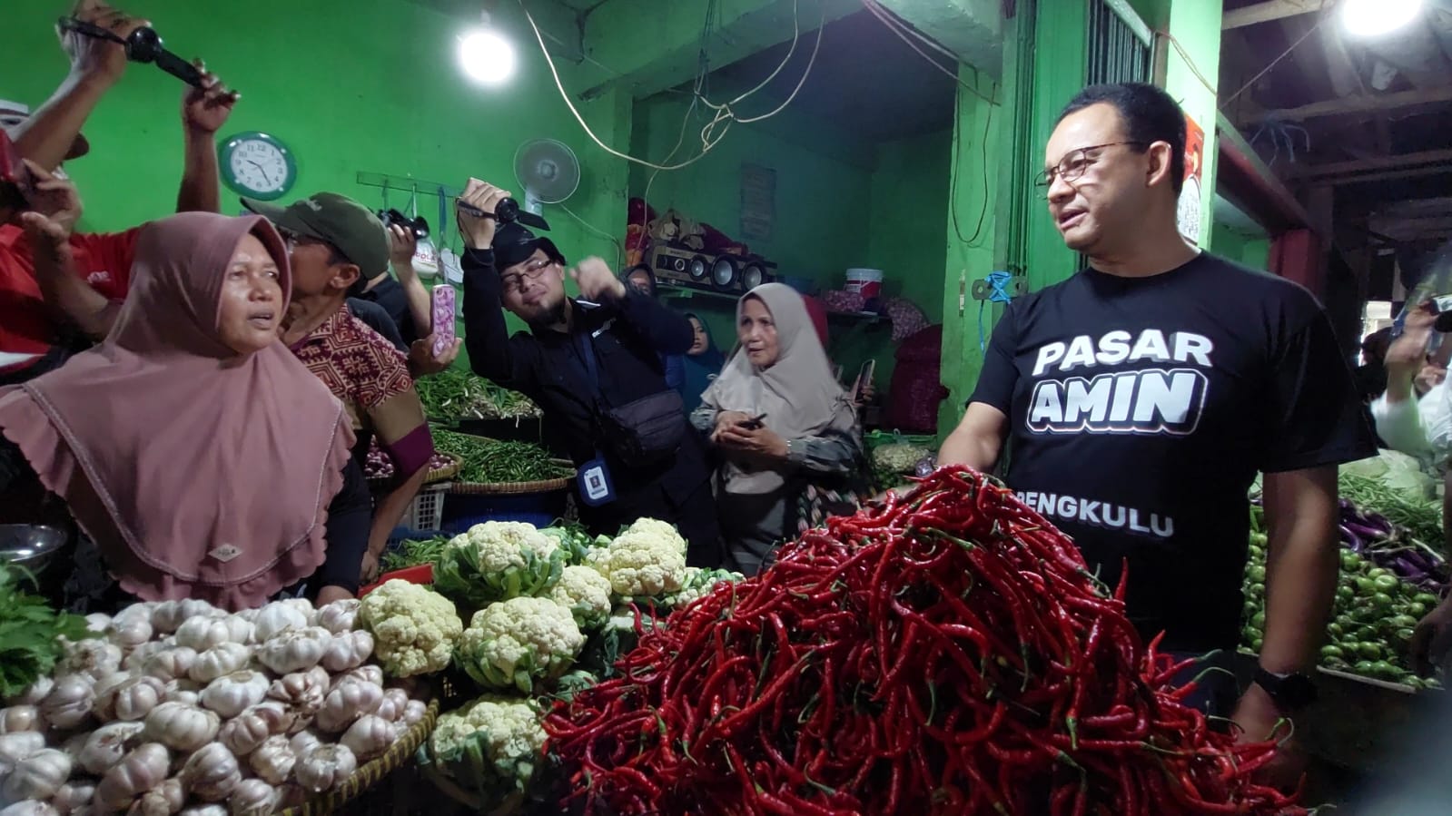 Capres Anies Cek Harga di Pasar Tradisional Bengkulu dan Tawarkan Program Pasar Amin 