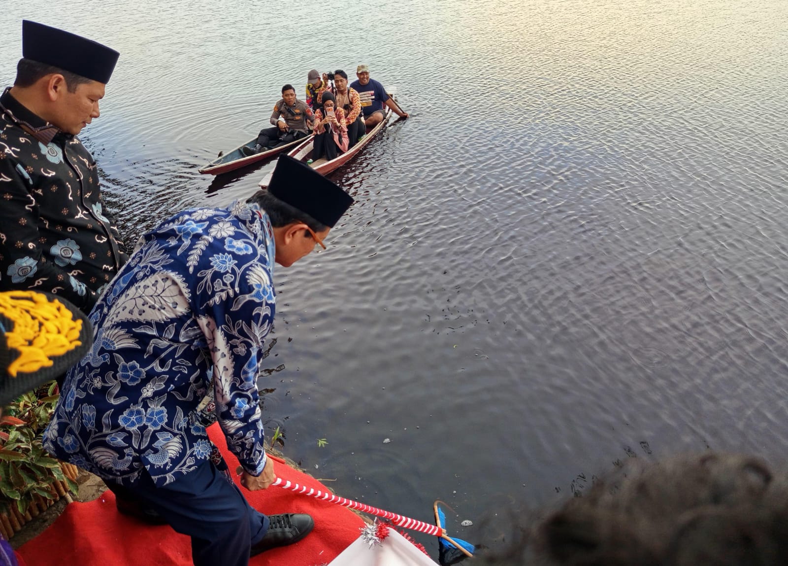 Datang ke Bengkulu, Menteri Agama Lepas Burung dan Tebar Benih Ikan di Danau Dendam Tak Sudah