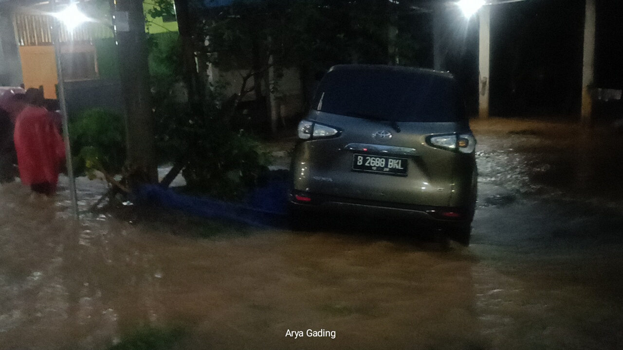 Banjir, Calvert Box Jalan 2 Jalur Kota Tais Tersumbat Tumpukan Kayu, 1 Unit Mobil Nyaris Hanyut 
