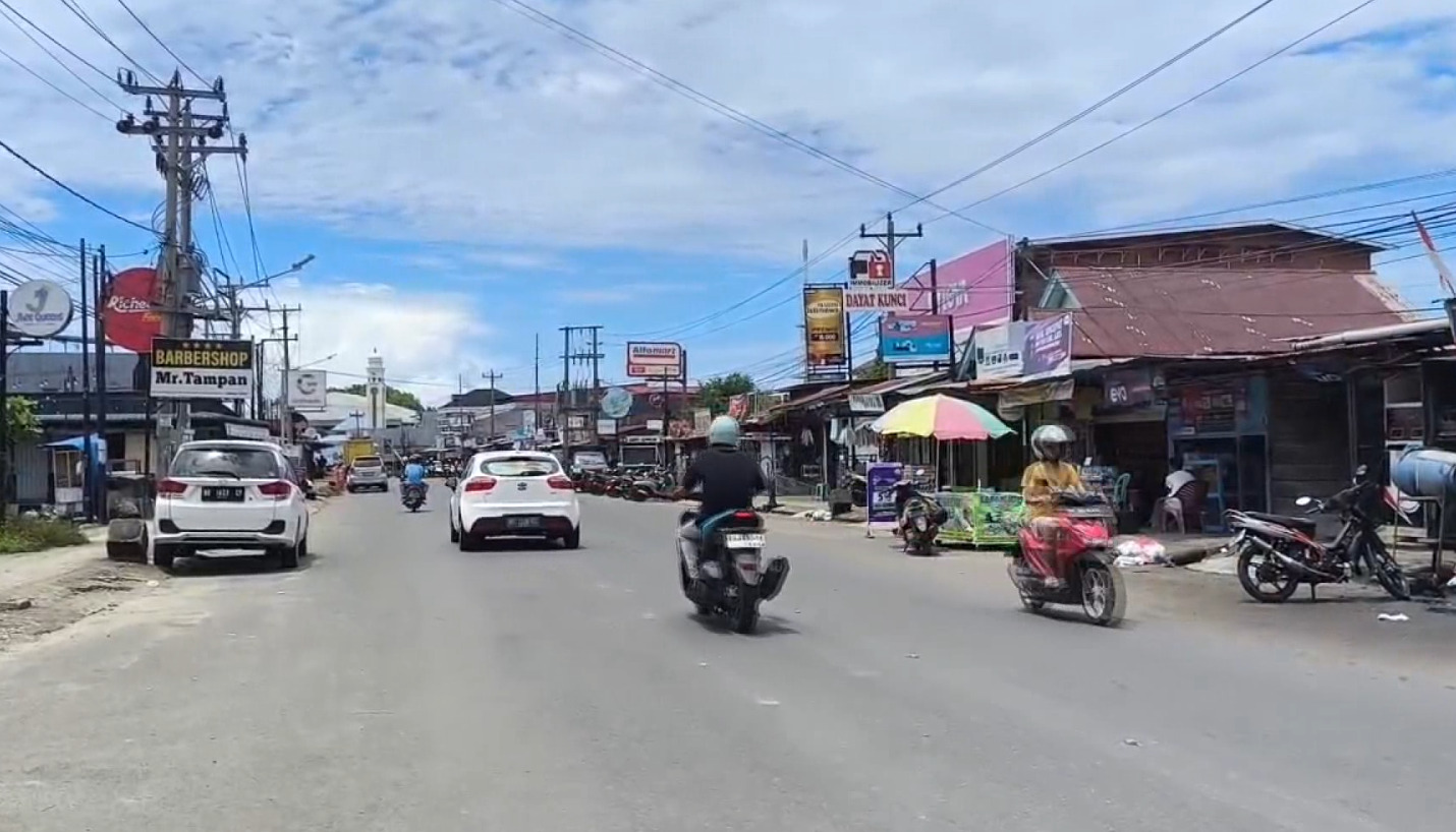 Lagi Asyik Nongkrong di Sekitar Kampus, Mahasiswa Ini Dihantam Botol  