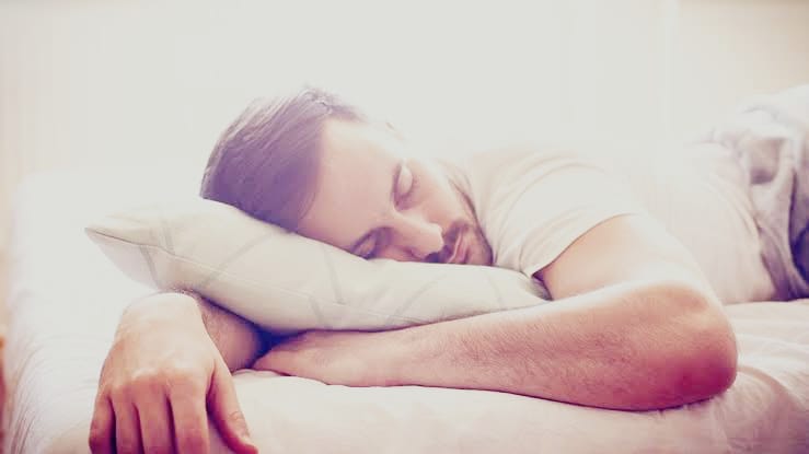 Jangan Disepelekan! 7 Risiko Malas Ganti Bantal Tidur, Penyakit Mengintai