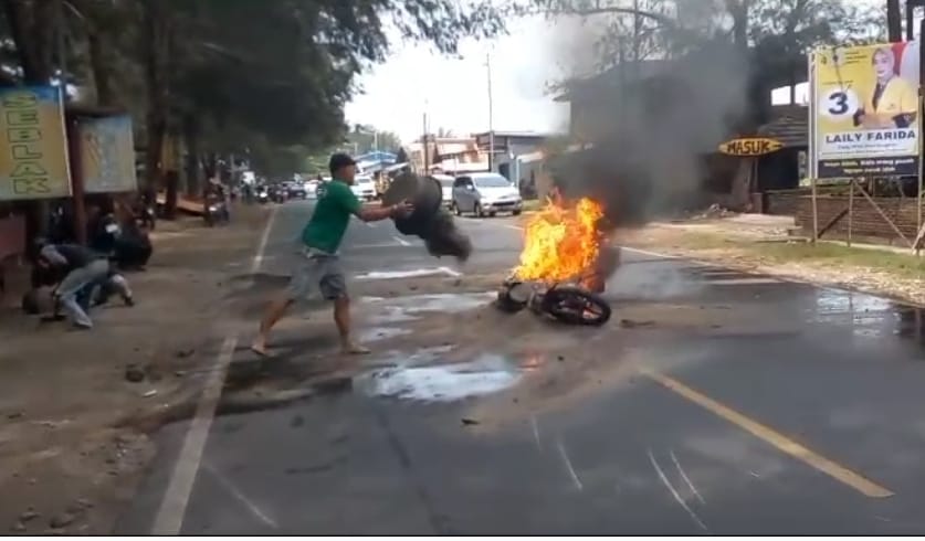 Tabrakan Motor di Jalan Pariwisata, Suzuki Thunder Hangus Terbakar