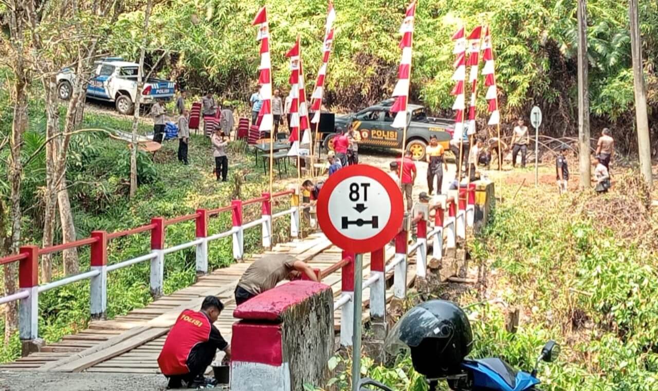  Kapolres Seluma Ajak Personel Mengecat Jembatan Arang Sapat 