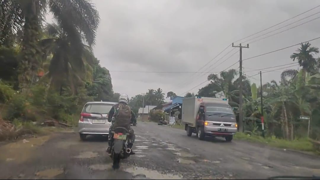 Sudah Digali, Jalan Tak Kunjung Diaspal. Polres Seluma Turun Tangan