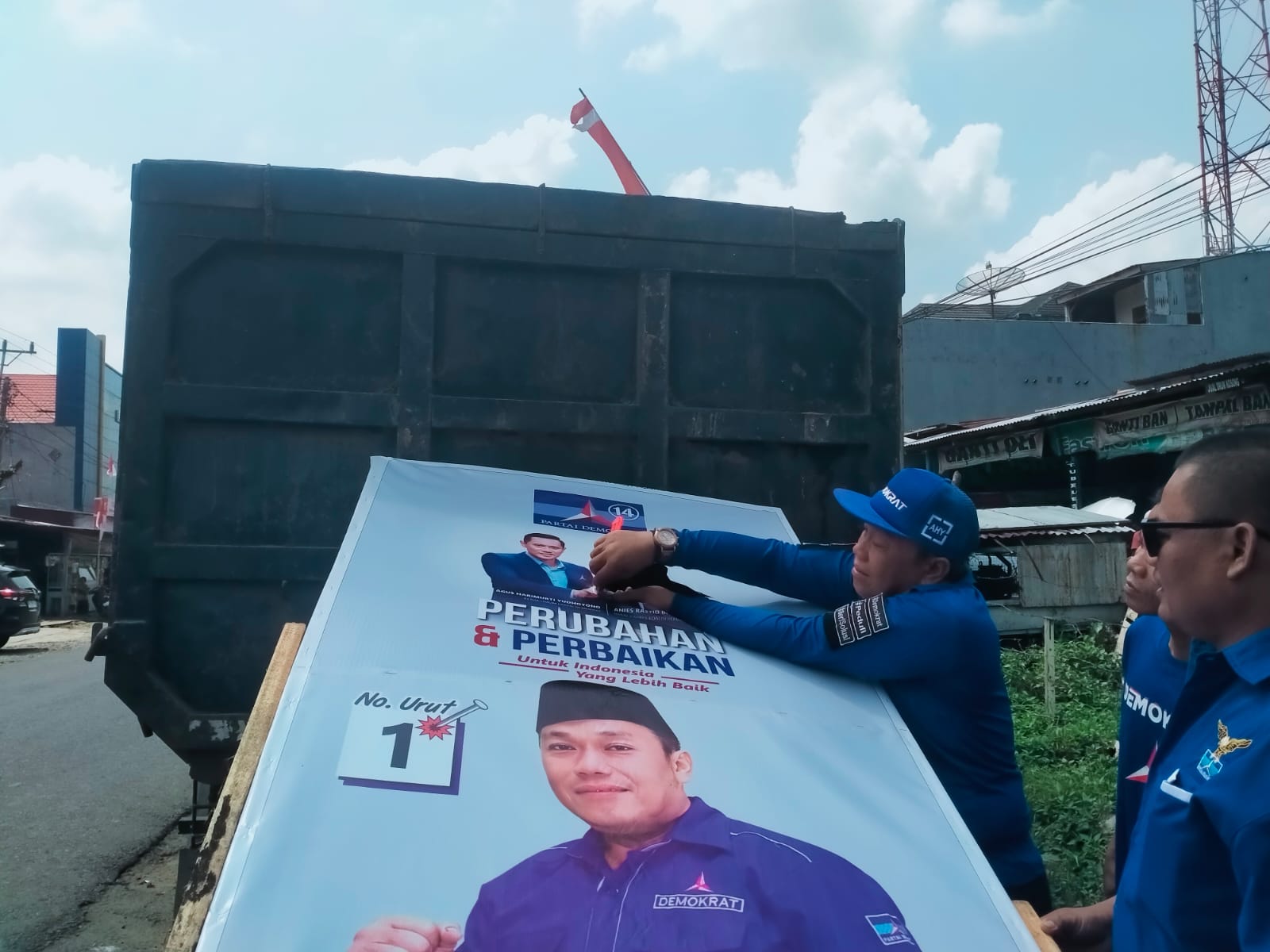 DPC Demokrat Bengkulu Utara Robek Gambar Anies Baswedan di Baliho Bacaleg