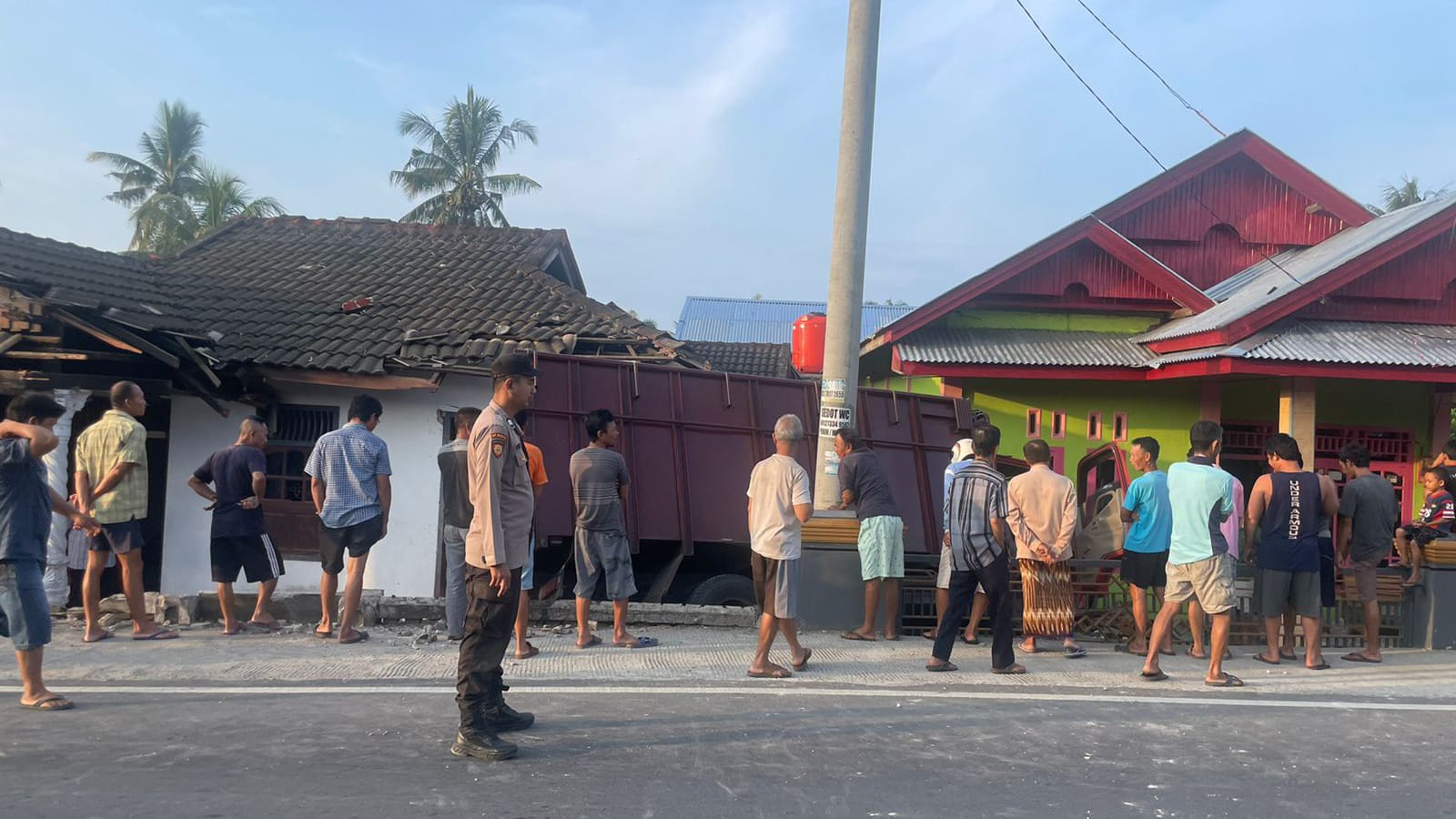 Elak Fuso, Truk Tabrak Dua Rumah Warga Muara Timput