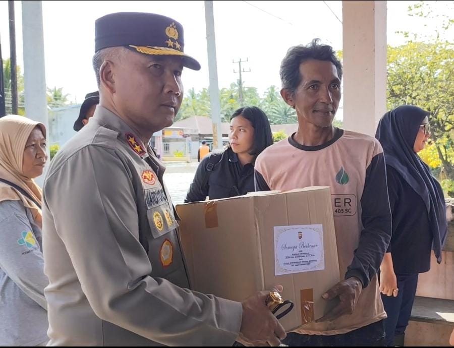 Banjir Melanda, Warga Tanjung Jaya Terima Bantuan dari Kapolda Bengkulu