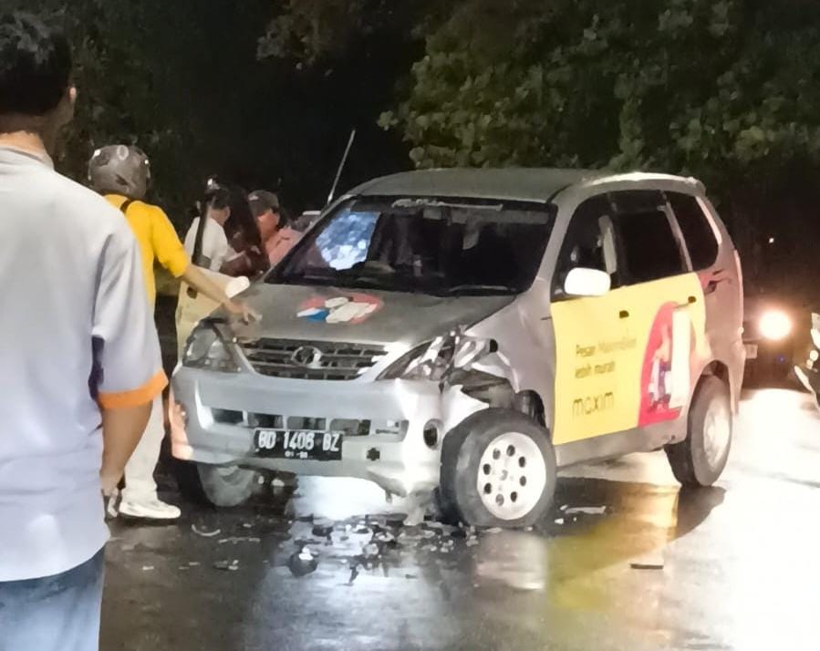 Tabrak Mobil Maxim di Pantai Panjang, Pengendara Vario Dilarikan ke Rumah Sakit