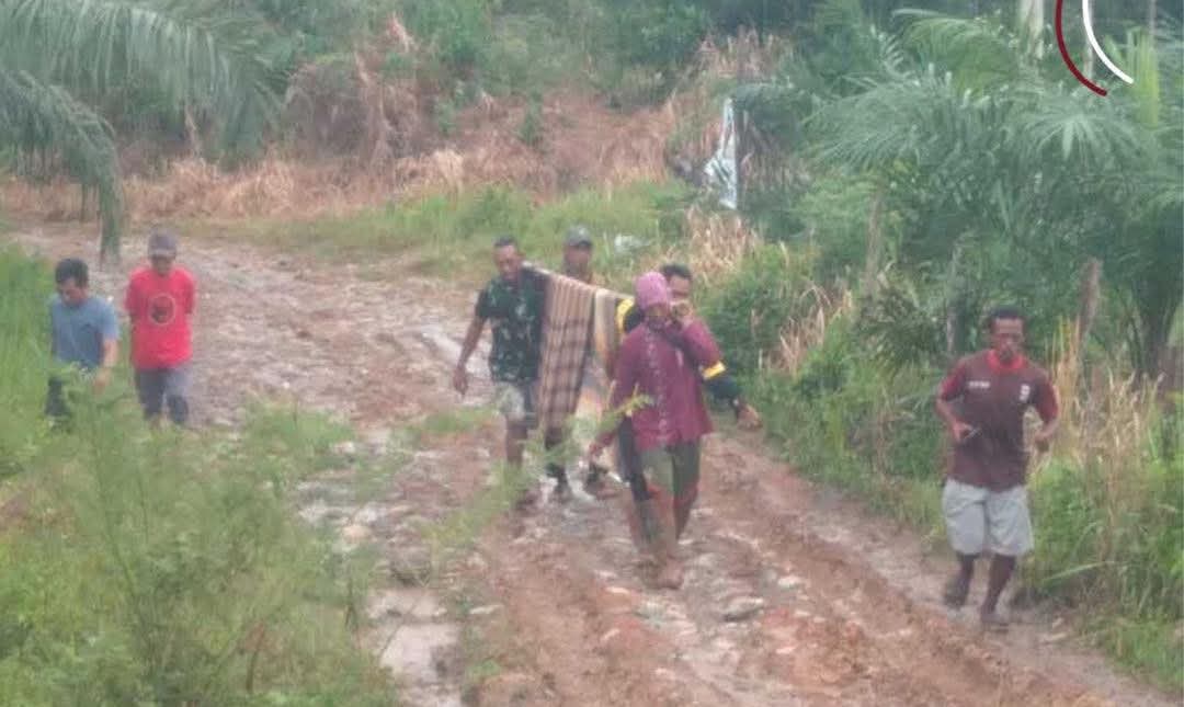 Belasan Warga Bergantian Menandu Wanita Keguguran Lantaran Jalan Buruk di Kabupaten Kaur