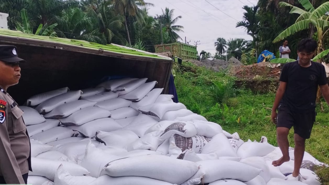 Truk Fuso Muatan 20 Ton Kedelai Terguling di Cahaya Negeri