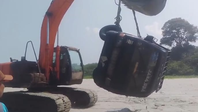Heboh! Mobil Pick Up Terguling di Pantai Muara Martan Seluma, Begini Kronologinya 