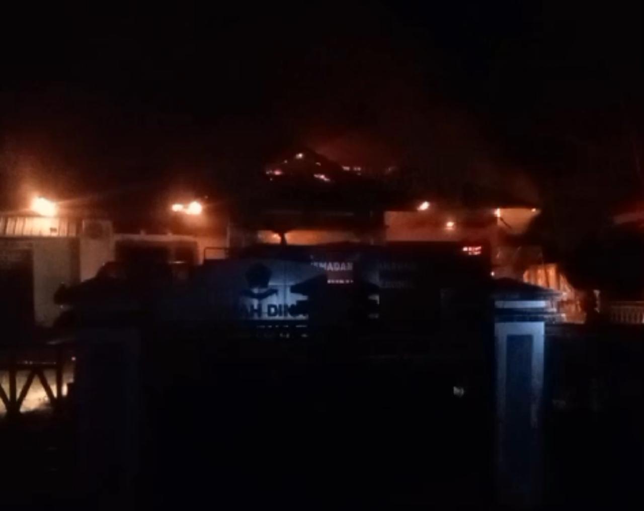 Breaking News - Rumah Dinas Waka 1 DPRD Lebong Ludes Terbakar