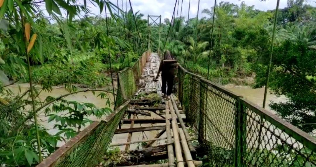 Mencari Rezeki, Warga Padang Manis Harus Bertaruh Nyawa Meniti Jembatan Gantung Reyot 