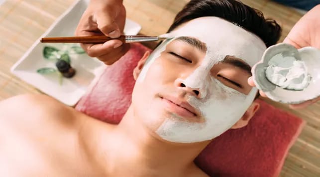 11 Rekomendasi Masker Memutihkan Wajah Pria, Semua Bahan Alami Gampang Dicari