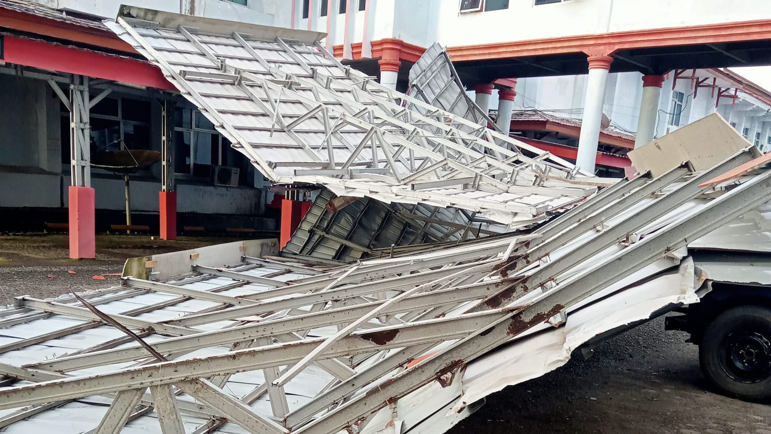 WASPADA!!! Atap Kantor Bupati dan Rumah Warga Beterbangan Akibat Dihantam Badai