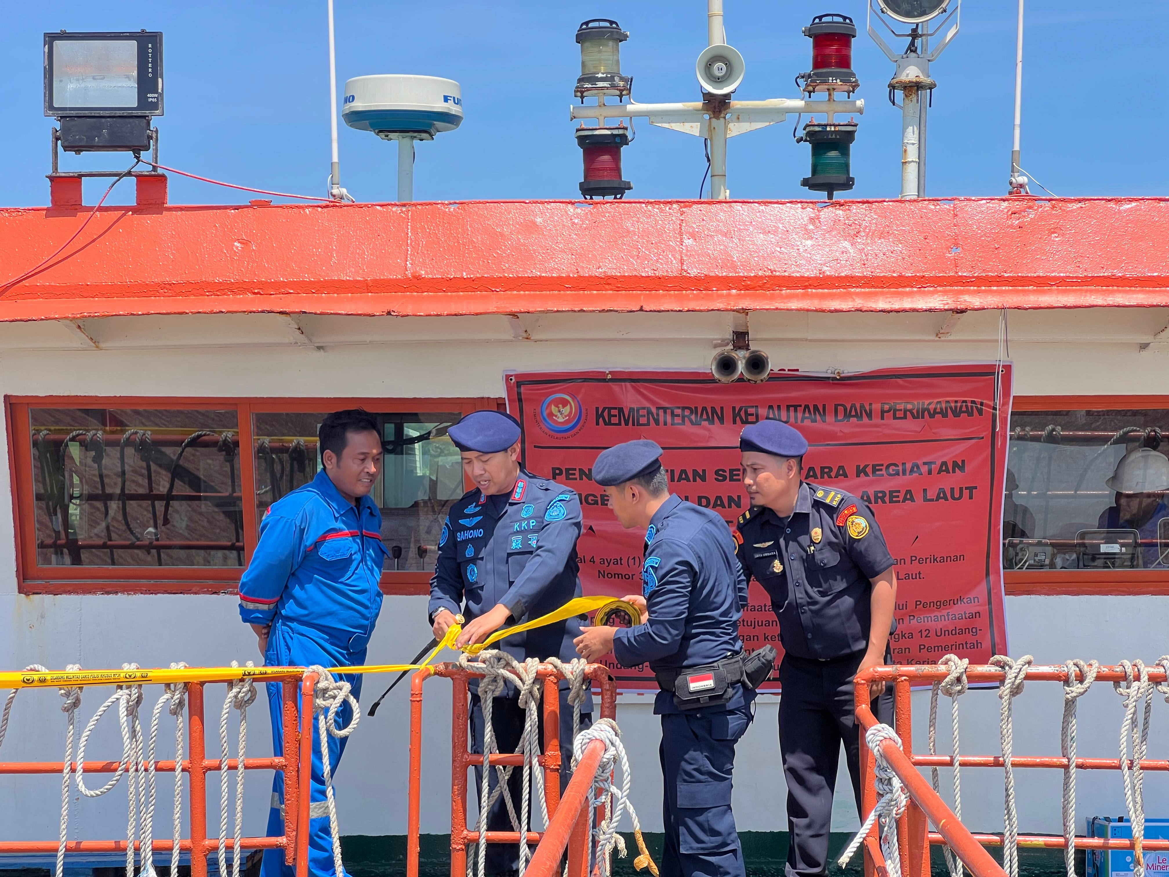 KKP Segel Kapal Keruk (Dredger) Pasir Berukuran 1.393 GT di Bengkulu Utara 