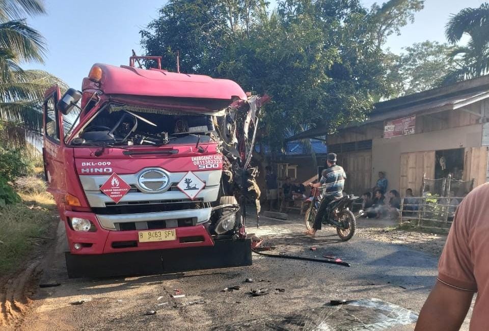 Truk Tangki Pertamina Tabrak Dump Truk di Desa Selolong Bengkulu Utara, Begini Kondisi Sopir