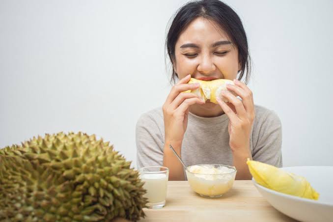 Jangan Sepelekan Dampaknya, 7 Jenis Makanan dan Minuman Ini Jangan Dikonsumsi Bersamaan dengan Durian