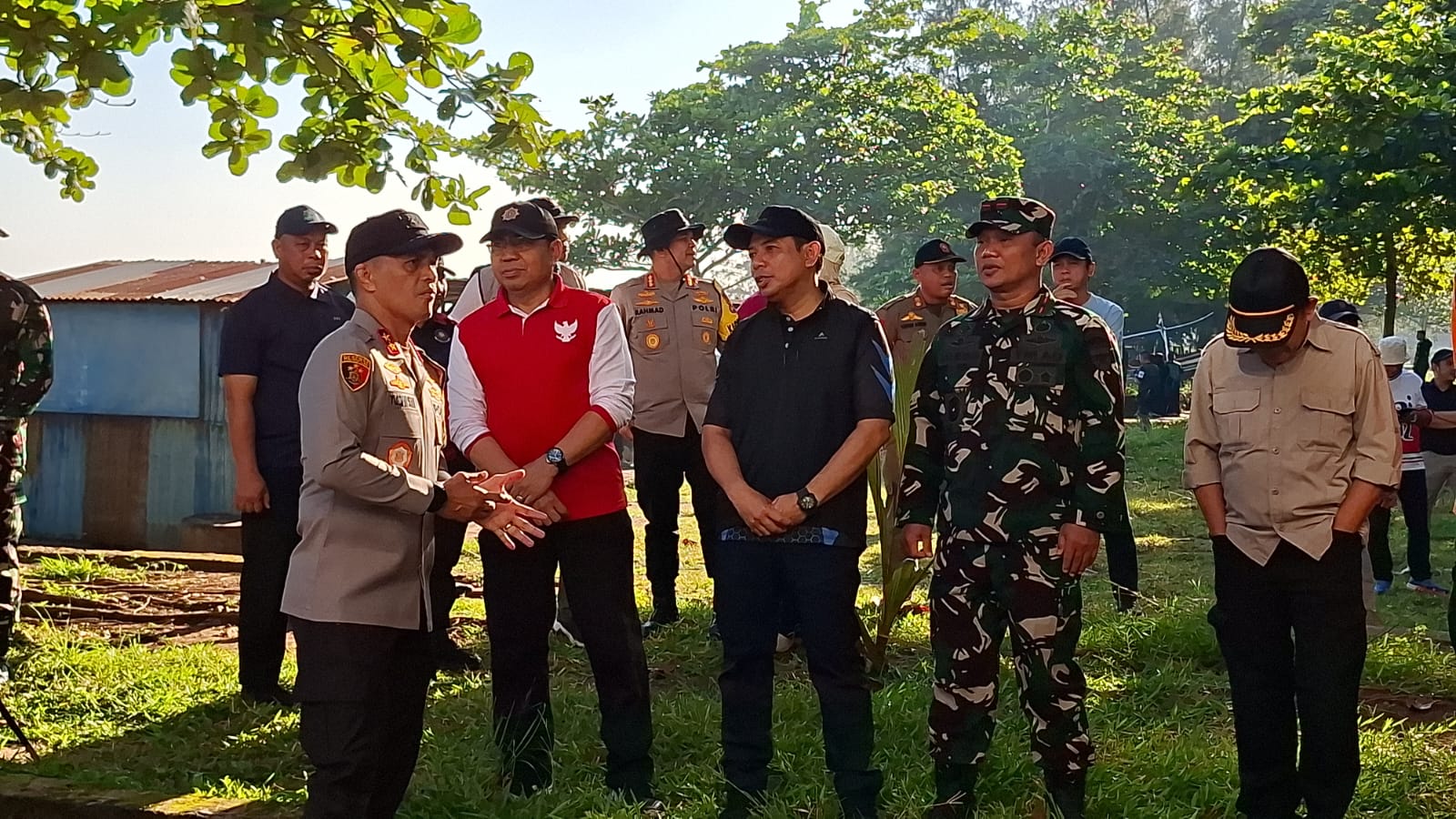 Program Radin Inten Asri, Korem 041 Gamas Bengkulu Bersama Forkopimda Bersihkan Pantai Panjang