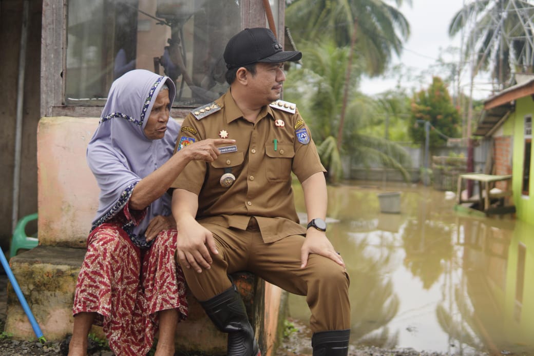 Bupati Tinjau Lokasi Terparah di Kecamatan Batiknau, 563 KK dan Sawah Warga Terdampak Banjir di Bengkulu Utara