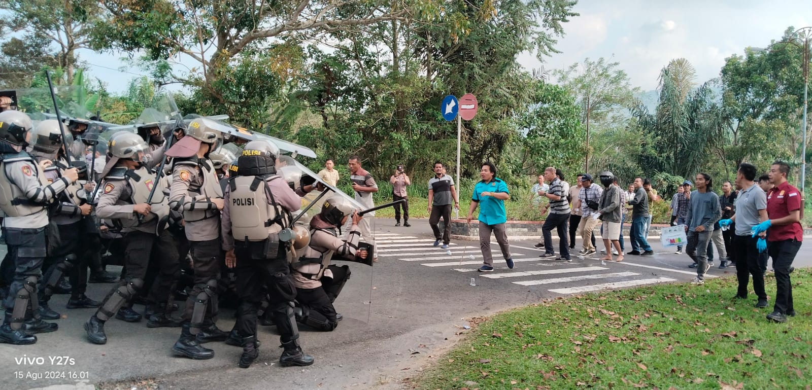 Tim Sukses Paslon Kepala Daerah Ribut dengan Petugas TPS, 1 Polisi Terkapar