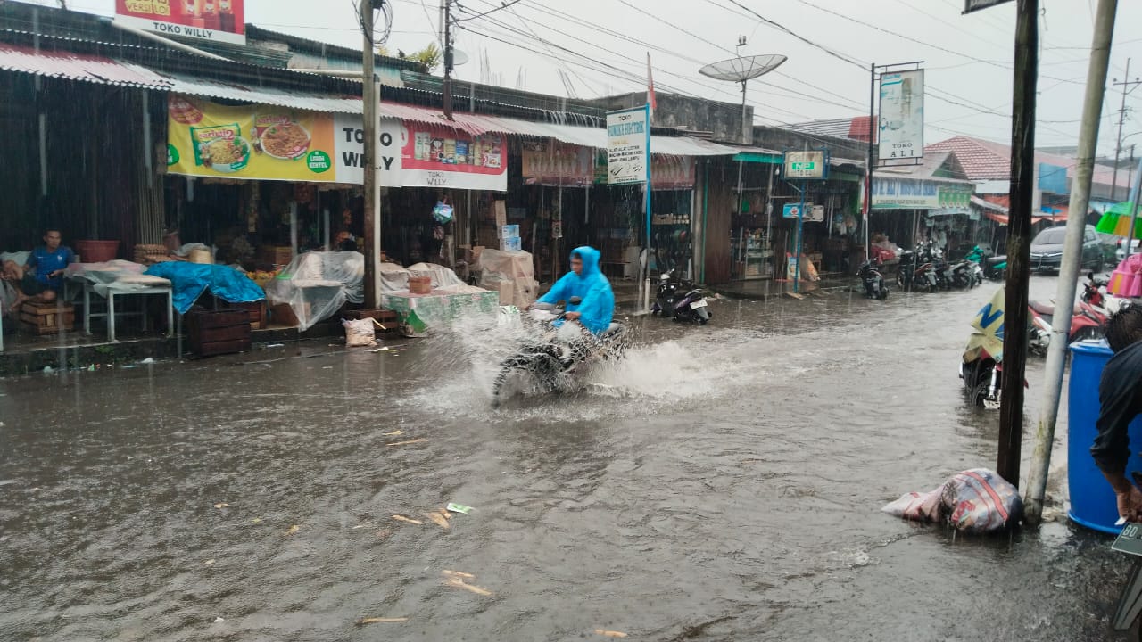 Penampakan Pasar Kepahiang saat Air dari Langit Turun