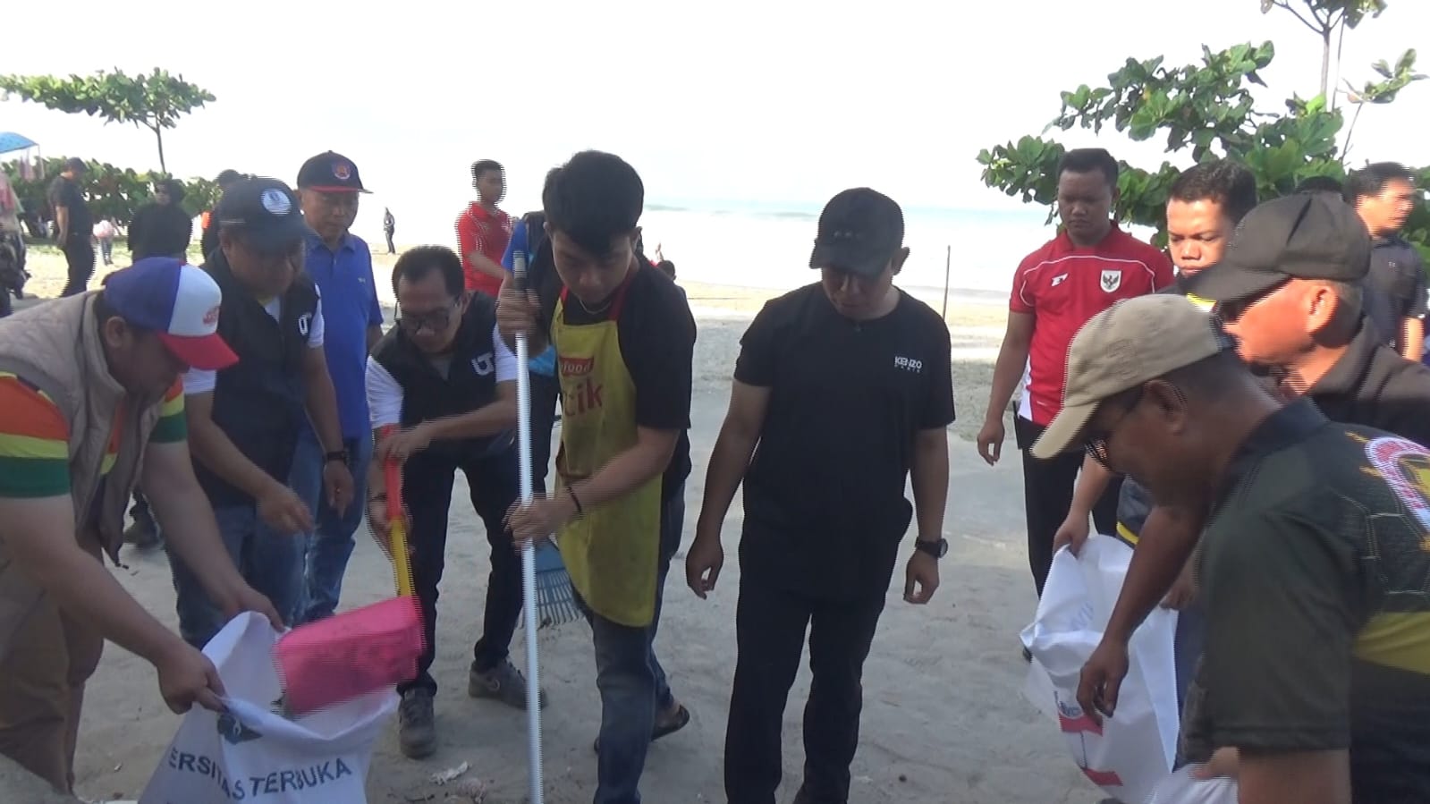 Universitas Terbuka Bengkulu Kerahkan Massa Bersihkan Pantai Panjang, Walikota Ucapkan Terima Kasih