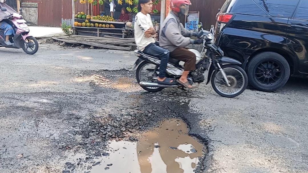 Warga Kelurahan Talang Rimbo Minta Pemkab Rejang Lebong Segera Perbaiki Jalan