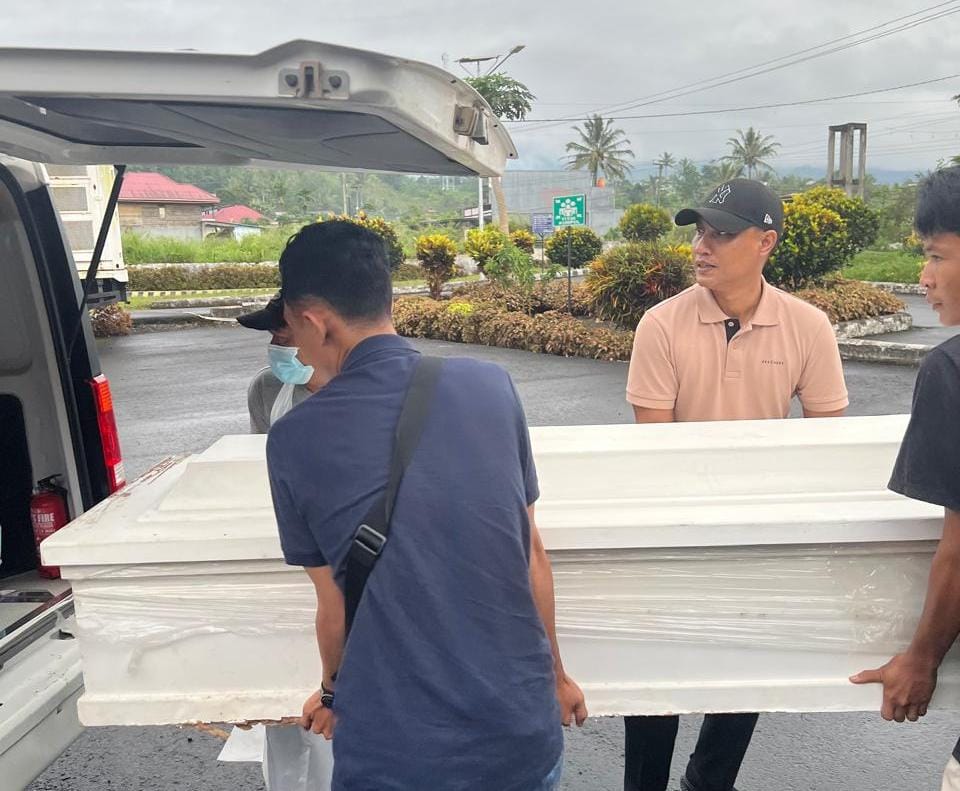 Jenazah Pria yang Ditemukan di Air Lakok Bengkulu Utara, Diantar Polisi ke Pihak Keluarga