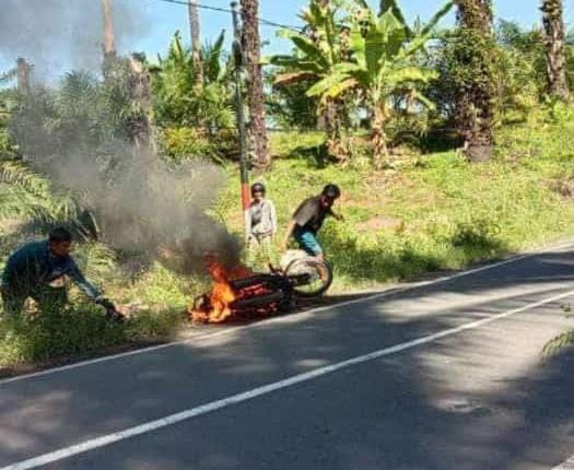 Motor Kurir Paket J&T Terbakar, 10 Paket Barang Ikut Hangus