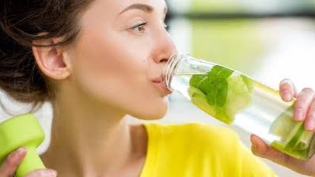 Bukan Soda, Ini 3 Minuman Pembakar Lemak yang Mengecilkan Perut Buncit 